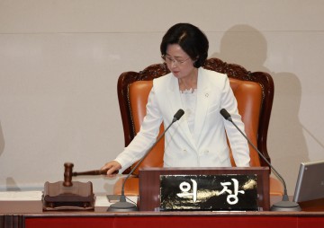 추미애 "탄핵만답이다" 6행시에 김민전 "추미애 정신병" 