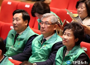 제15회 새마을의 날 기념식에 참석한 전석광·조규식·오관영 구의장
