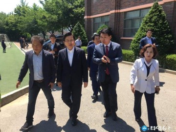 황교안 자유한국당 당대표,정용기 정책위의장... 인천 서구 검단중 방문 붉은 물 사태 주민의견 청취