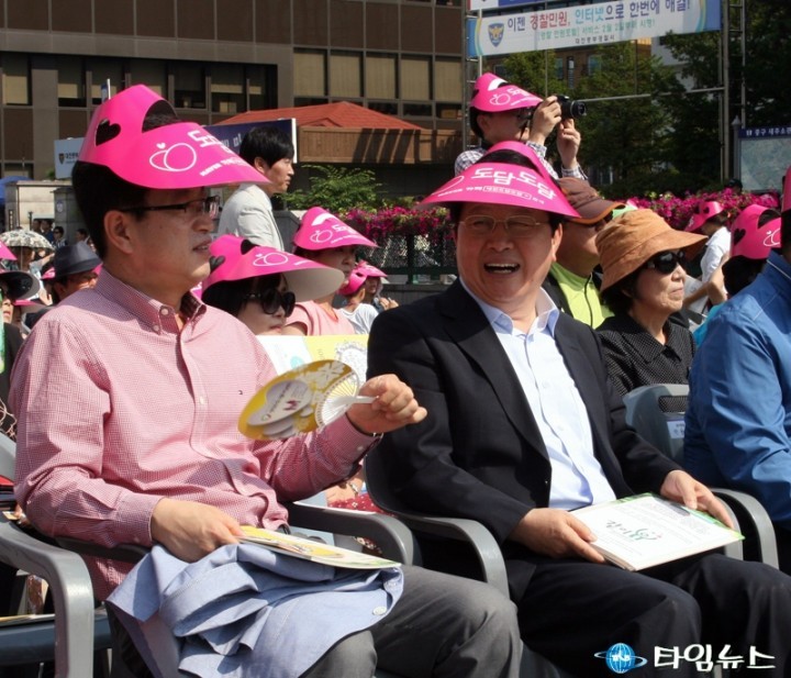 대화하는 허태정 유성구청장과 장종태 서구청장