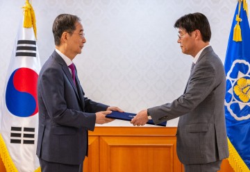 한총리 해임안가결에도 별다른 동요 없이 예정된 일정 이어가....