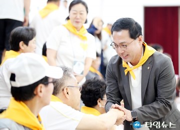 ‘제1회 대전체육인 대화합한마당 체육대회’ 참석자 격려하는 박희조 동구청장