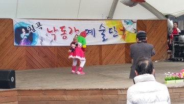 낙동강예술단 전통시장에 활력을 불어 넣기 위해 봄맞이 무료공연