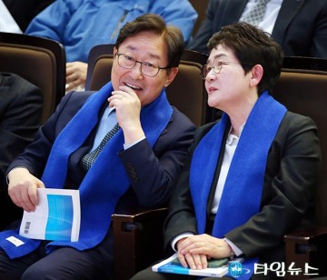 북콘서트에서 대화 나누는 박범계 의원과 박정현 최고위원