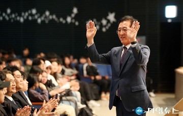 인사하는 조원휘 대전시의회 의장