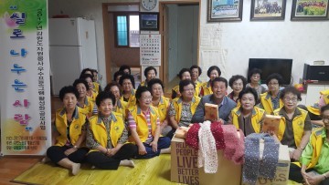 실로 나누는 사랑의 목도리 전달