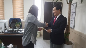 익명의 기부천사 저소득층에게 후원금 100만원 전달