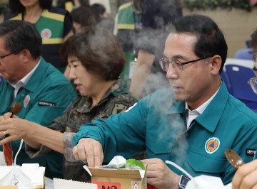 박희조 동구청장, 전투식량 체험으로 을지연습 시작