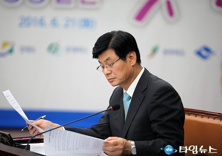 이춘희 세종시장, 합의문 확인중!