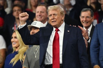 트럼프, "대통령 되면 전쟁 끝낼 것" 젤렌스키와 통화해…