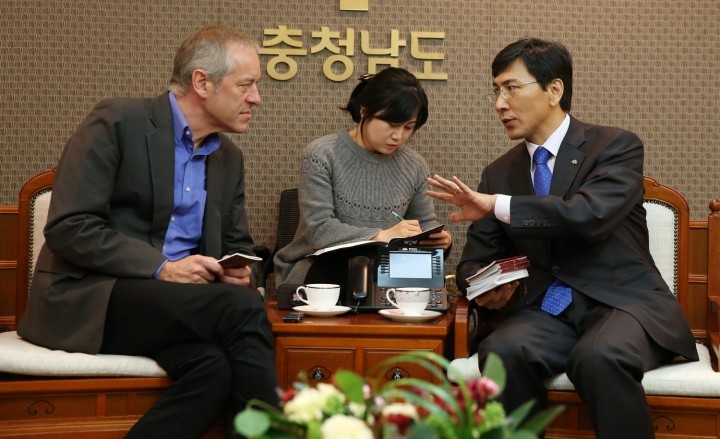 안희정 지사, 찾은 ‘직접민주주의 전도사’