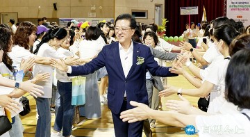 보육인들과 하이파이브 하는 조원휘 대전시의회 의장