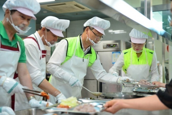 수원시 영통구, 수원시장애인종합복지관 '사랑의 배식' 봉사활동