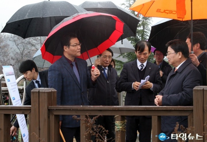 윤기식 대전시의원, 권선택 시장에게 브리핑 중!