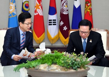 허태정 유성구청장, 송영무 국방부 장관에게 계룡스파텔 활용방안 건의