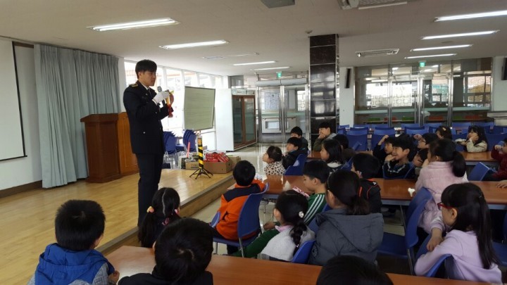 봉화경찰서 내성초등학교 1,2학년 110명 ‘폴리와 함께하는 어린이 교통안전’보행안전 교육