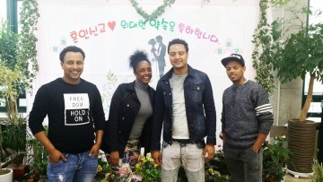 에티오피아에서 온 외국인 부부의 청원구에서 행복한 혼인신고