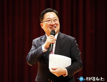 정례조회에서 직원들과 대화 나누는 이장우 대전시장