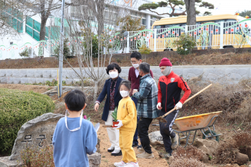 꽃밭에는 봄을  동심에는 봄을 심어