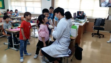 건강한 치아를 위한 불소도포 실시