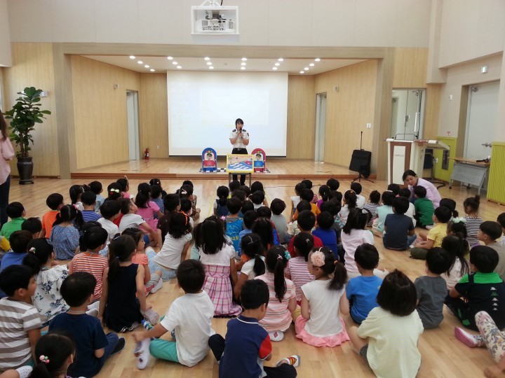 횡단보도 건널 때는 왼쪽, 오른쪽을 살펴요!