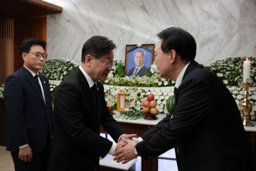윤석열대통령 부친상 빈소에 여야 조문…경색 정국 영향은