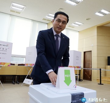 사전투표 하는 박희조 동구청장