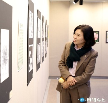 한밭도서관 재개관 현장 둘러보는 이금선 대전시의회 의원