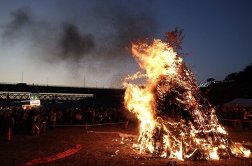 대전 대덕구, 신탄진 대보름 축제 1만명 운집…달집 불빛 금강 수놓다