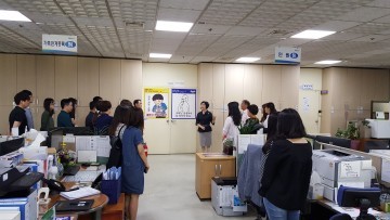 시청 민원실, 독특한 친절교육 눈길