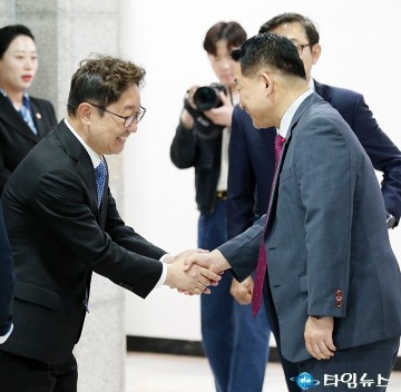 악수하는 박범계 국회의원과 서철모 서구청장