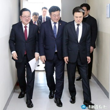 이장우·윤호중·김태흠, 회의실 밖에서도 대화는 이어졌다