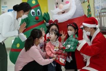 대전성모병원, 크리스마스 맞아 환자·교직원 등에 선물 나눔 행사