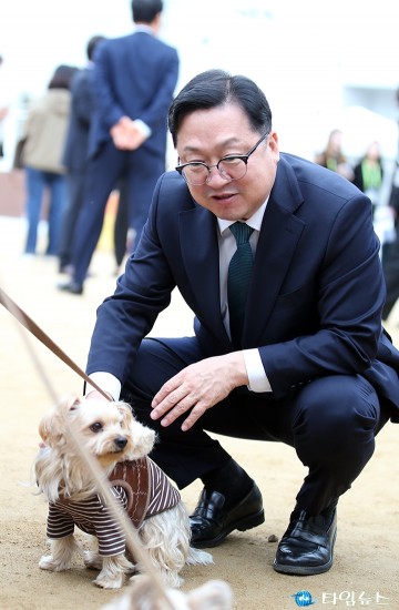‘반려견에너지파크’에서 반려견 바라보는 이장우 대전시장
