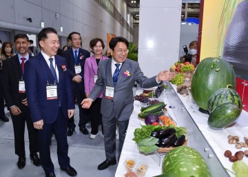 광주식품대전서 무등산 수박 소개하는 강기정 광주시장