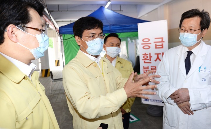 안희정 지사, 격리병원 의료진 위로 방문