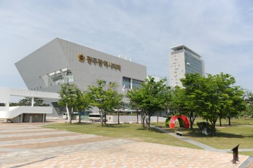 광주시의회, 울진 산불피해지역 돕기 성금 전달