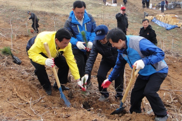 영농4-H회, 관내 학교 식목행사에 묘목 지원