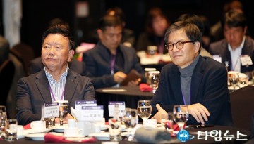 ‘국방상생포럼’에 참석한 김우연 대전테크노파크 원장과 이석봉 대전시 경제과학부시장