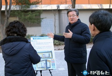 스마트복합쉼터 현장 점검하는 정용래 유성구청장