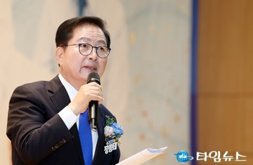 출판기념회에서 인사말 하는 장종태 전 서구청장