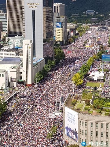 자유한국당, 장외집회 외엔 별다른 대안 없어...개천절 광화문 집회의 민심 