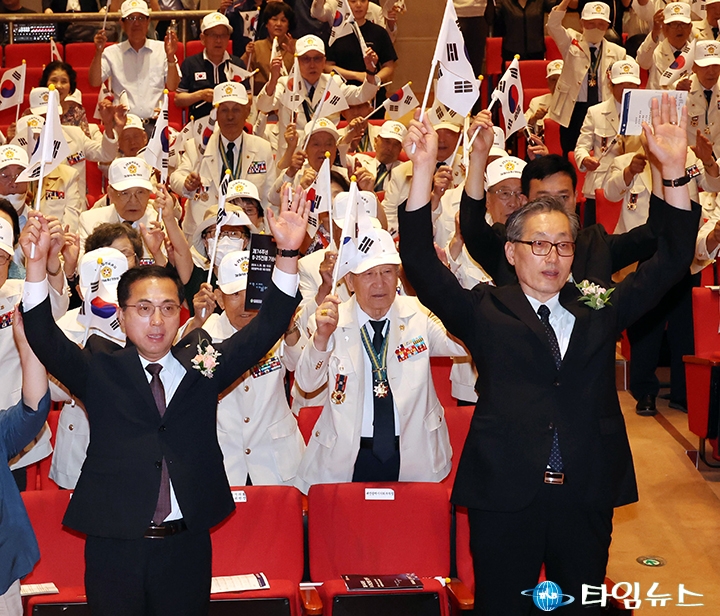 6·25전쟁 기념식에서 만세삼창 외치는 박희조 동구청장과 유득원 대전시 행정부시장