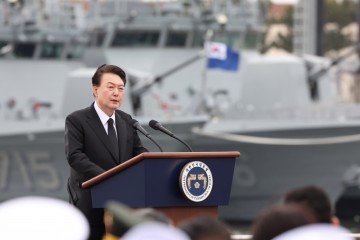 尹·韓 "국가 위협세력 응징" 한목소리…한동훈 함께 천안함 둘러봐