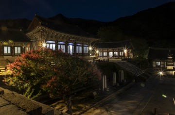한여름밤 고즈넉한  분위기 자아내는 구례 화엄사