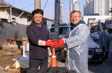 유성 플랜트 치과, 대전 대덕구에 연탄 1만장 기부