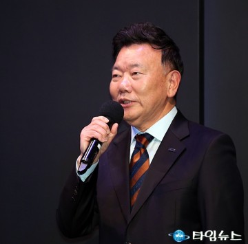 우주산업 육성 비전 선포식에서 인사말 하는 김우연 대전테크노파크 원장