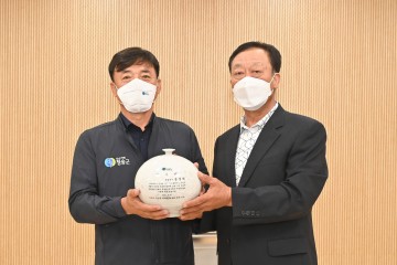 윤경희 청송군수, 주산천작목반 감사패 받아