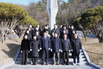 대전 중구의회, 대전보훈공원 참배로 병오년 새해 출발