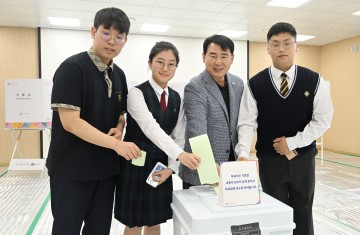이정선 광주교육감, 학생 유권자와 함께 제22대 총선 투표 참여